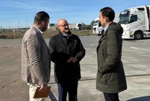 El concejal de Urbanismo, Borja del Barrio y el alcalde de Medina del Campo, Guzmán Gómez, junto a Luis Fuentes